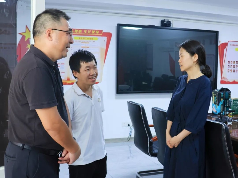 省国资委党委委员、副主任李红艳带队慰问集团困难党员