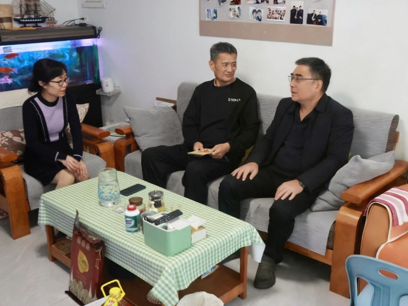 集团领导春节前走访慰问退休党员